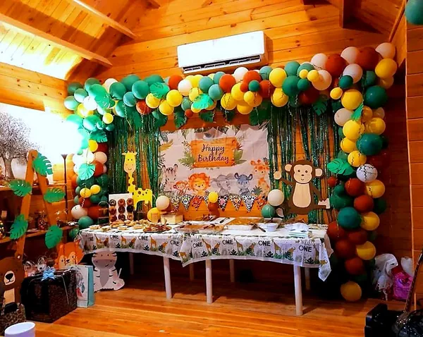 Jungle first birthday: balloon garland, backdrop and handmade animal cut-outs